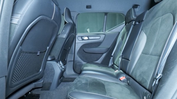 Esittelykuva Volvo XC40 täyssähköautosta.