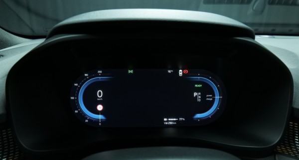Esittelykuva Volvo XC40 täyssähköautosta.