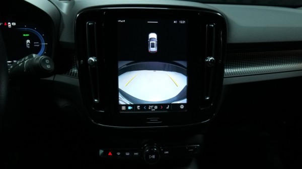 Esittelykuva Volvo XC40 täyssähköautosta.