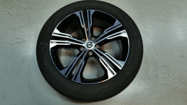 Esittelykuva Volvo XC40 kevythybridiautosta.