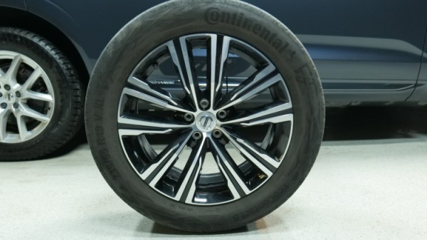 Esittelykuva Volvo XC60 kevythybridiautosta.