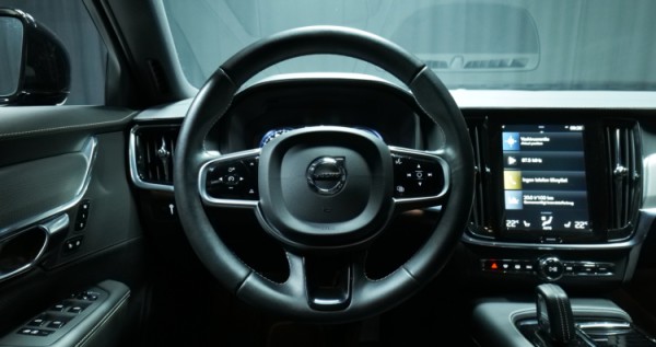 Esittelykuva Volvo V90 kevythybridiautosta.