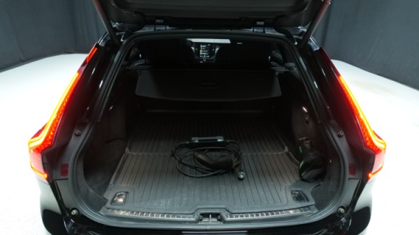 Esittelykuva Volvo V90 kevythybridiautosta.