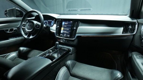 Esittelykuva Volvo V90 kevythybridiautosta.
