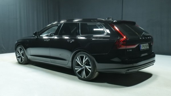 Esittelykuva Volvo V90 kevythybridiautosta.