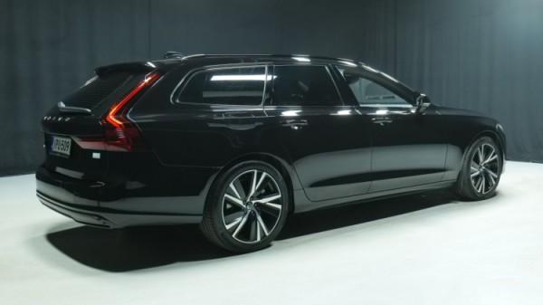 Esittelykuva Volvo V90 kevythybridiautosta.