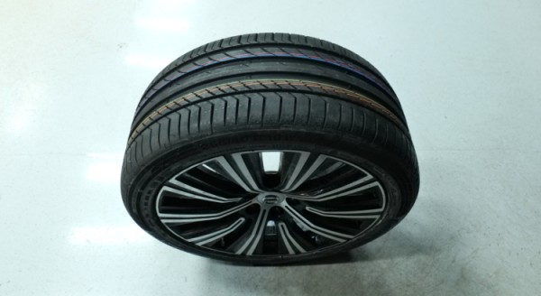 Esittelykuva Volvo V90 kevythybridiautosta.