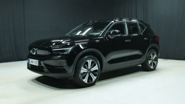 Esittelykuva Volvo XC40 täyssähköautosta.