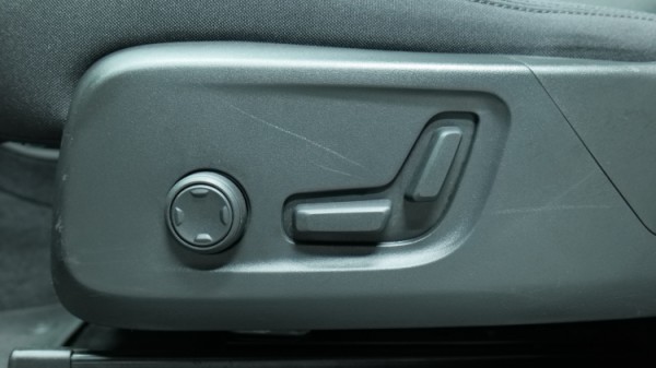 Esittelykuva Volvo XC40 täyssähköautosta.
