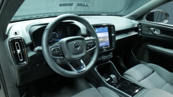 Esittelykuva Volvo XC40 täyssähköautosta.