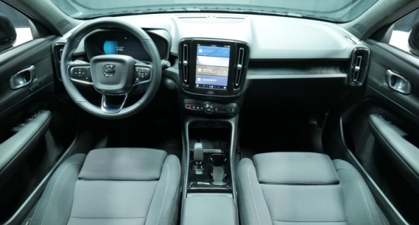 Esittelykuva Volvo XC40 täyssähköautosta.