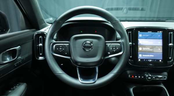 Esittelykuva Volvo XC40 täyssähköautosta.
