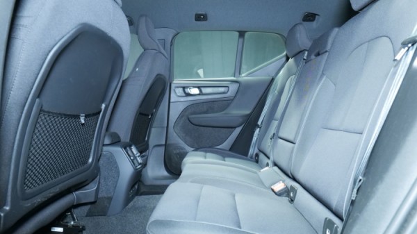 Esittelykuva Volvo XC40 täyssähköautosta.