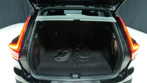 Esittelykuva Volvo XC40 täyssähköautosta.