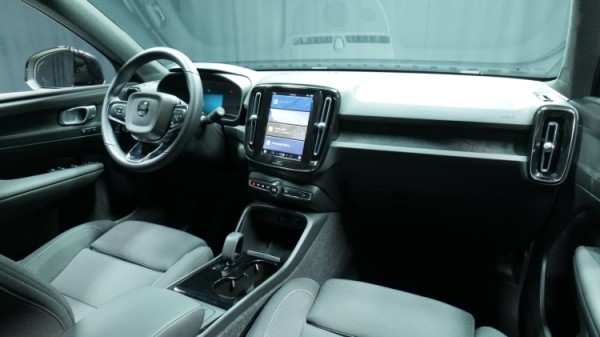 Esittelykuva Volvo XC40 täyssähköautosta.