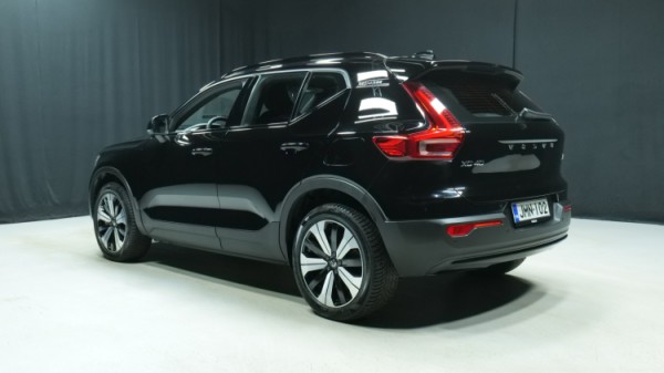 Esittelykuva Volvo XC40 täyssähköautosta.