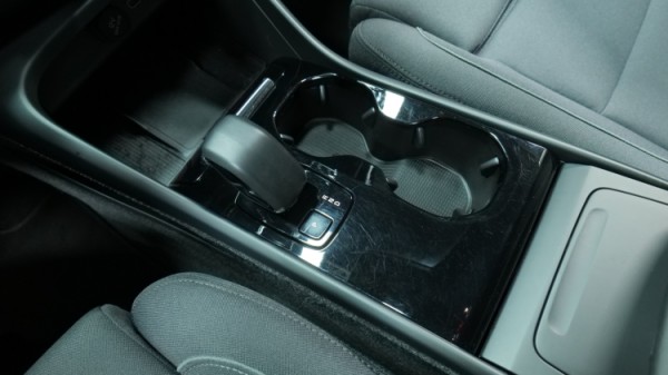 Esittelykuva Volvo XC40 täyssähköautosta.