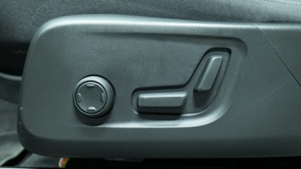 Esittelykuva Volvo XC40 täyssähköautosta.