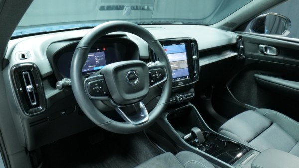 Esittelykuva Volvo XC40 täyssähköautosta.