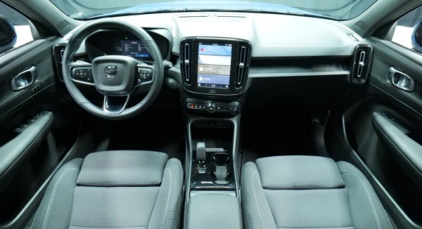 Esittelykuva Volvo XC40 täyssähköautosta.