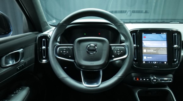 Esittelykuva Volvo XC40 täyssähköautosta.