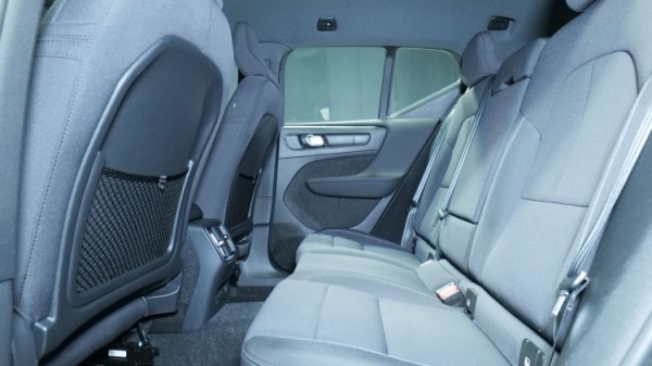 Esittelykuva Volvo XC40 täyssähköautosta.