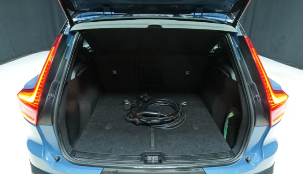 Esittelykuva Volvo XC40 täyssähköautosta.