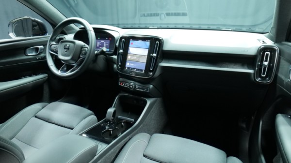 Esittelykuva Volvo XC40 täyssähköautosta.