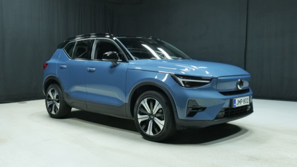Esittelykuva Volvo XC40 täyssähköautosta.