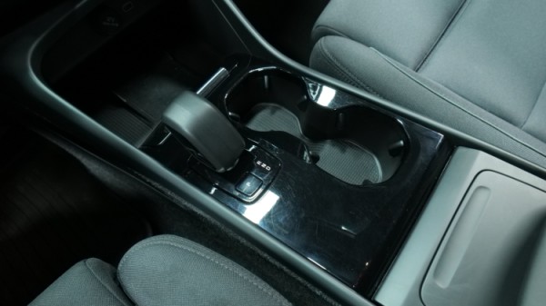 Esittelykuva Volvo XC40 täyssähköautosta.