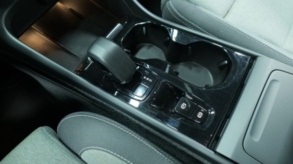 Esittelykuva Volvo XC40 kevythybridiautosta.