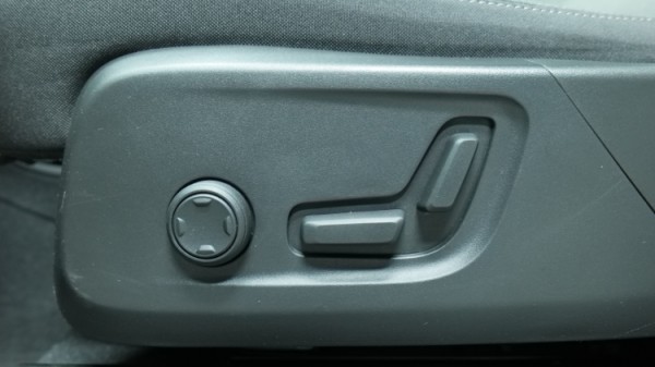 Esittelykuva Volvo XC40 kevythybridiautosta.
