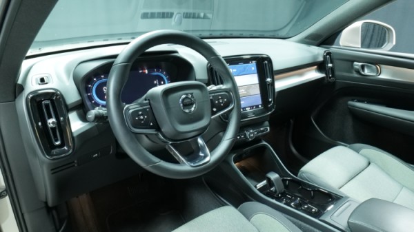 Esittelykuva Volvo XC40 kevythybridiautosta.