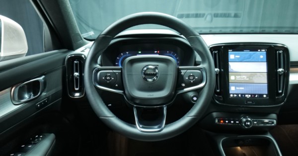 Esittelykuva Volvo XC40 kevythybridiautosta.
