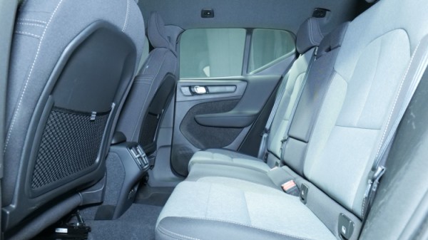 Esittelykuva Volvo XC40 kevythybridiautosta.