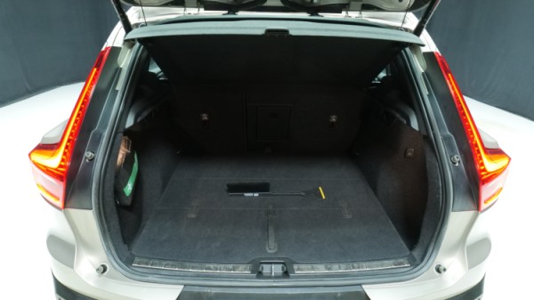 Esittelykuva Volvo XC40 kevythybridiautosta.