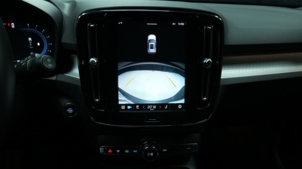Esittelykuva Volvo XC40 kevythybridiautosta.