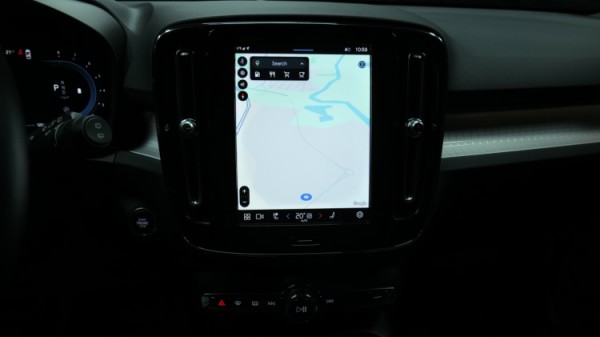 Esittelykuva Volvo XC40 kevythybridiautosta.