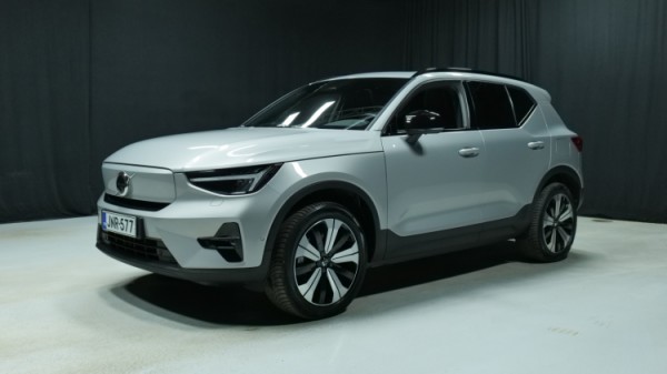 Esittelykuva Volvo XC40 täyssähköautosta.