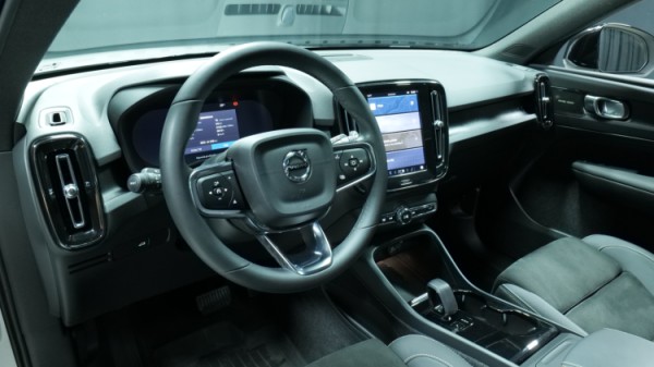 Esittelykuva Volvo XC40 täyssähköautosta.