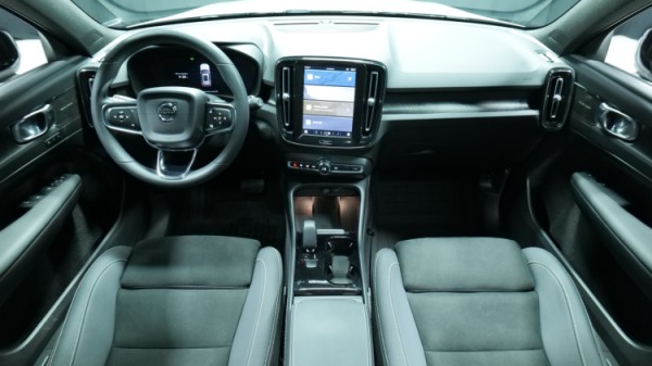 Esittelykuva Volvo XC40 täyssähköautosta.