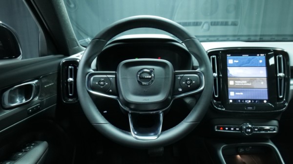 Esittelykuva Volvo XC40 täyssähköautosta.