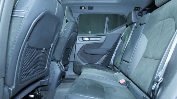 Esittelykuva Volvo XC40 täyssähköautosta.