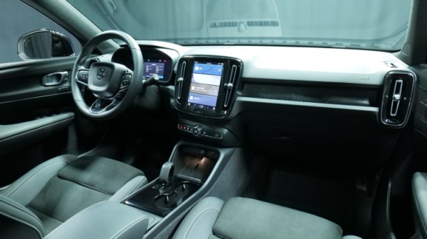 Esittelykuva Volvo XC40 täyssähköautosta.