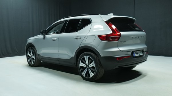 Esittelykuva Volvo XC40 täyssähköautosta.