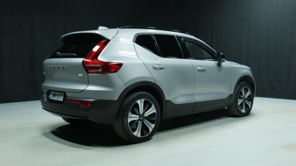 Esittelykuva Volvo XC40 täyssähköautosta.