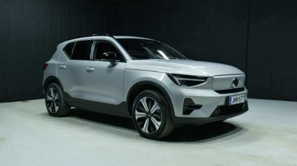 Esittelykuva Volvo XC40 täyssähköautosta.