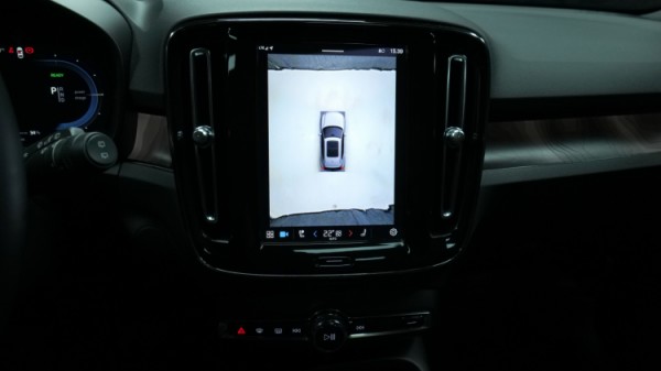 Esittelykuva Volvo XC40 täyssähköautosta.