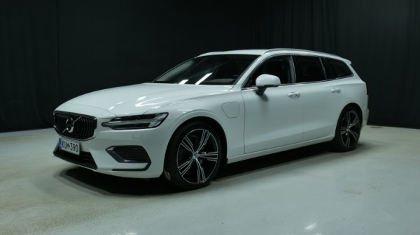 Esittelykuva Volvo V60 kevythybridiautosta.