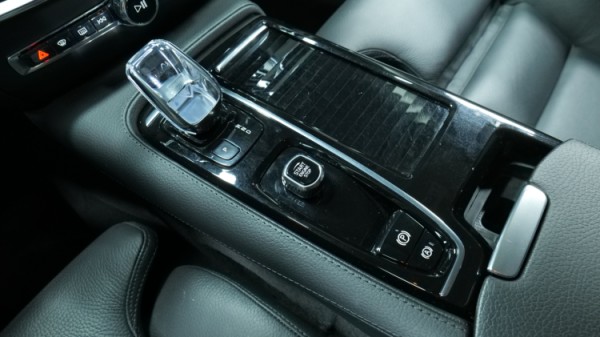 Esittelykuva Volvo V60 kevythybridiautosta.